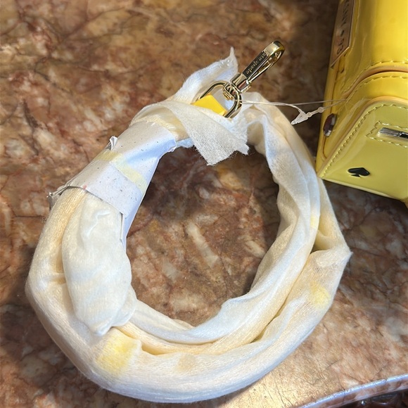 Kate Spade Taxi Cab Handbag w/dust cover - Picture 4 of 16